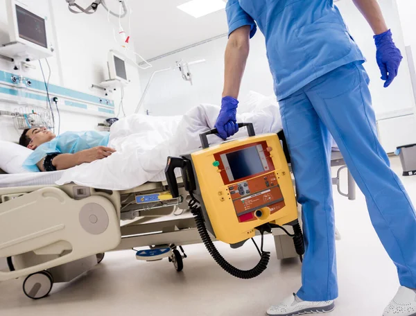 Az orvosok újraélesztenek egy férfi beteget a sürgősségin. Szívmasszázs — Stock Fotó