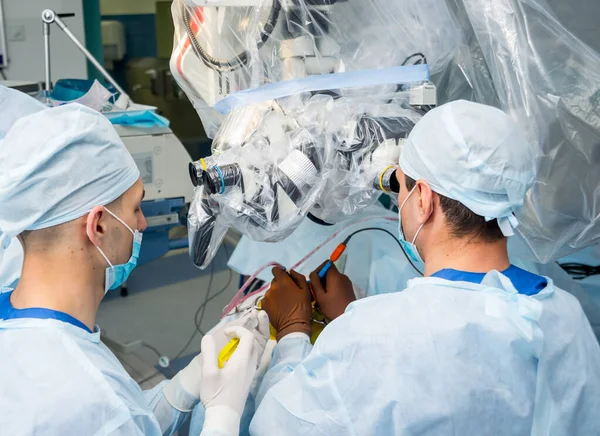 Chirurgia cerebrale. Gruppo di chirurghi in sala operatoria con attrezzature chirurgiche . — Foto Stock