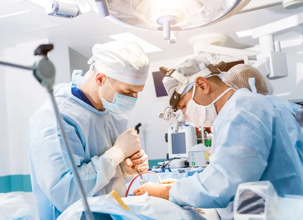Εγχείρηση Σπονδυλικής Στήλης Ομάδα Χειρουργών Στο Χειρουργείο Εξοπλισμό Χειρουργικής Πεταλεκτομή — Φωτογραφία Αρχείου