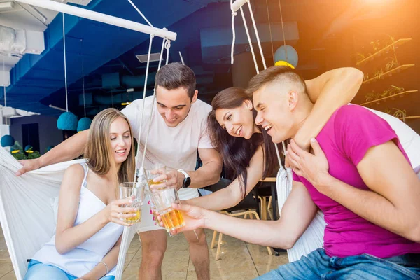 Des Amis Joyeux Dans Pub Boire Bière Parler Amuser Rencontrer — Photo