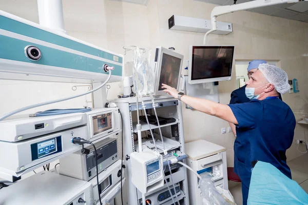 Modern sebészeti rendszer. Orvosi robot. Minimálisan invazív robotműtét. — Stock Fotó