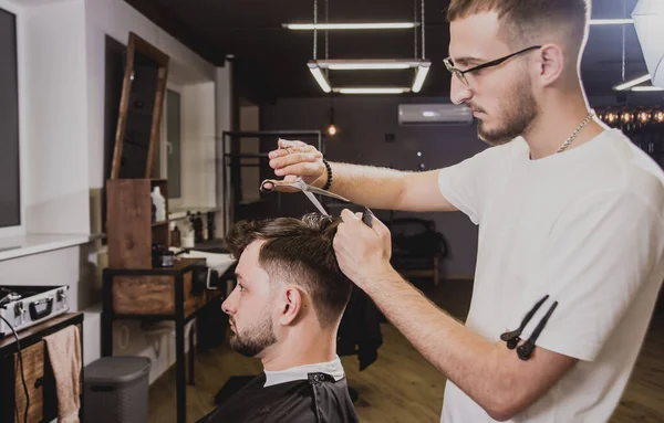 Jovem Com Corte Cabelo Moda Barbearia Barbeiro Faz Penteado Barba — Fotografia de Stock