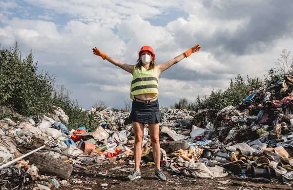 Kadın Gönüllü Plastik Çöpleri Temizlemeye Yardım Ediyor Dünya Günü Ekoloji — Stok fotoğraf