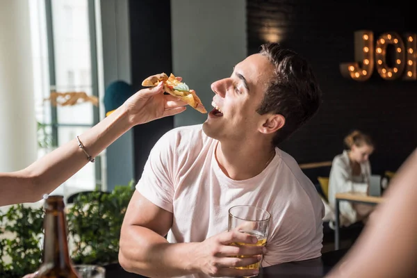 Veselí Přátelé Hospodě Pít Pivo Jíst Pizzu Mluvit Bavit Setkání — Stock fotografie