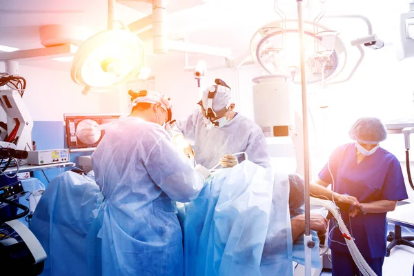 Omurilik Ameliyatı Ameliyathanede Ameliyathanede Ameliyat Aleti Olan Bir Grup Cerrah — Stok fotoğraf