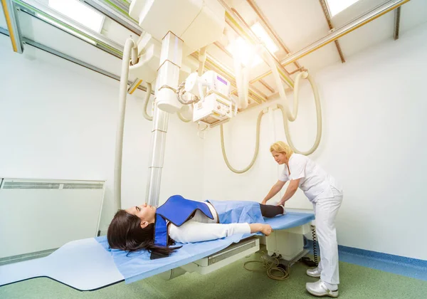 Radiológus Páciens Röntgenszobában Klasszikus Mennyezetre Szerelhető Röntgenrendszer — Stock Fotó