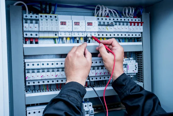 Close Van Elektrische Metingen Met Multimeter Tester — Stockfoto