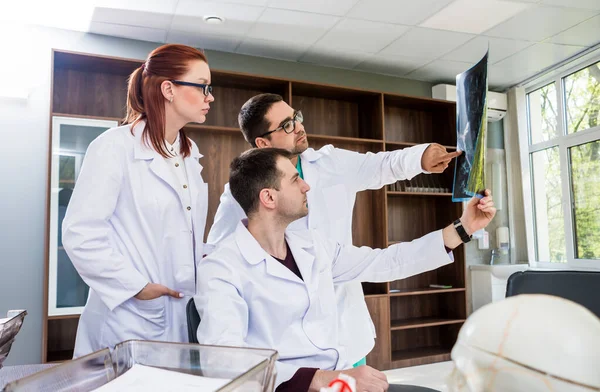 Ärzteteam Mit Ärztlichem Rat Krankenhaus Medizinische Fragen Diskutieren Wirbelsäulenoperationen — Stockfoto