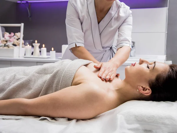 Schöne Junge Frau Genießt Massage Wellness Salon Kosmetologie Konzept — Stockfoto