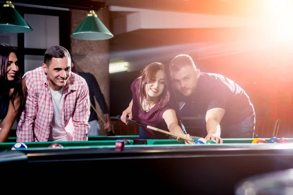 Grupo Jóvenes Amigos Alegres Jugando Billar Tiempo Divertido Después Del — Foto de Stock