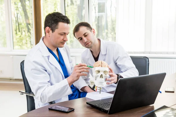 Zwei Ärzte Mit Ärztlichem Rat Krankenhaus Diskussion Medizinischer Fragen Vor — Stockfoto