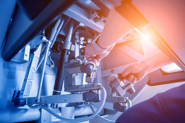 Modern cerrahi sistem. Tıbbi robot. Minimum invazif robotik cerrahi. Tıbbi geçmiş