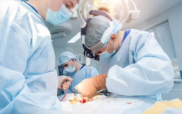 Cirurgia Coluna Grupo Cirurgiões Centro Cirúrgico Com Equipamento Cirúrgico Laminectomia — Fotografia de Stock