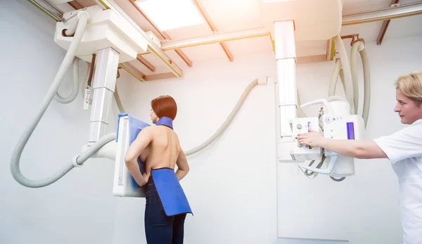Радіолог Пацієнт Рентгенівській Кімнаті Класична Стельова Рентгенівська Система Медичне Обладнання — стокове фото