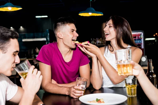 술집에 친구들 맥주를 마시고 피자를 이야기하고 즐기고 친구들을 만나다 — 스톡 사진