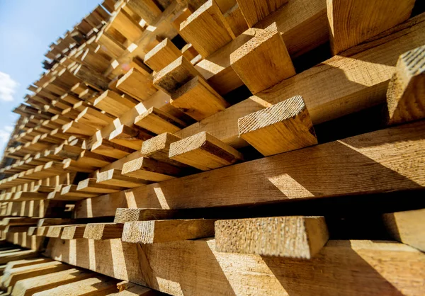 Stapel Natuurlijke Ruwe Houten Planken Industrieel Hout — Stockfoto