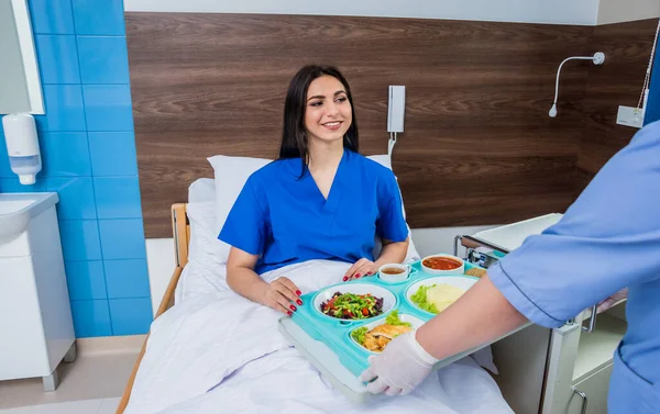 Mujer Joven Comiendo Hospital Bandeja Con Desayuno Para Paciente — Foto de Stock