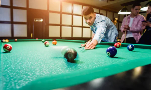 Jovem Tentando Acertar Bola Bilhar Fundo Piscina — Fotografia de Stock