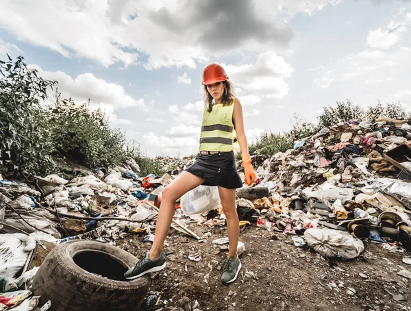 Kadın Gönüllü Plastik Çöpleri Temizlemeye Yardım Ediyor Dünya Günü Ekoloji — Stok fotoğraf