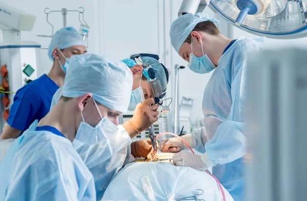 Chirurgie de la colonne. Groupe de chirurgiens en salle d'opération avec équipement chirurgical. Laminectomie — Photo