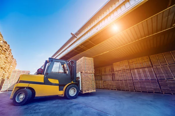 Gaffeltruck Lastare Lasta Timmer Torr Ugn Torkning Trä Behållare — Stockfoto