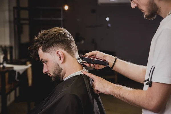 Jovem Com Corte Cabelo Moda Barbearia Barbeiro Faz Penteado Barba — Fotografia de Stock