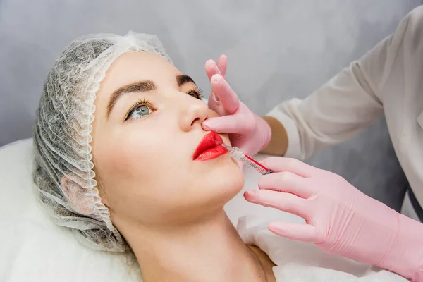 Medicul Cosmetolog Face Procedura Injecții Faciale Tânără Într Salon Înfrumuseţare — Fotografie, imagine de stoc