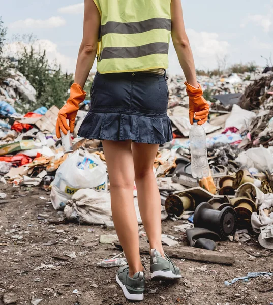 Kadın Gönüllü Plastik Çöpleri Temizlemeye Yardım Ediyor Dünya Günü Ekoloji — Stok fotoğraf