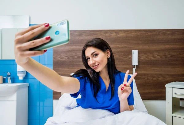 Patient Telefoniert Krankenhausbett Junge Kaukasische Frau Vernetzte Welt Und Mobile — Stockfoto