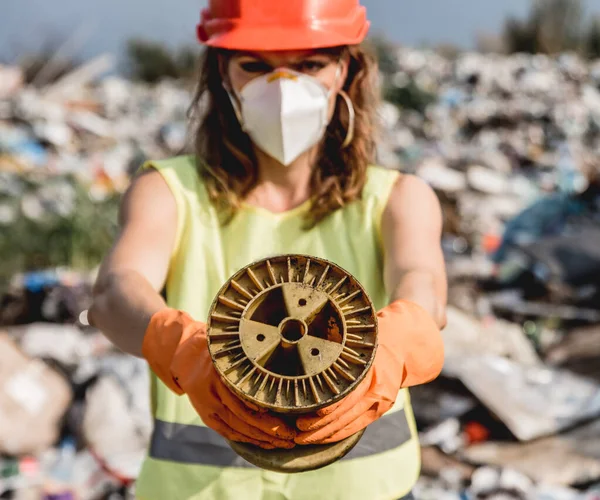 Kadın Gönüllü Plastik Çöpleri Temizlemeye Yardım Ediyor Dünya Günü Ekoloji — Stok fotoğraf