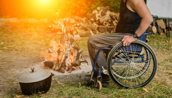 Zdravotně Postižený Muž Odpočívající Táboře Přáteli Invalidní Vozík Lese Pozadí — Stock fotografie