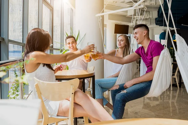 Amigos Alegres Pub Beber Cerveza Hablar Divertirse Encuentro Con Amigos —  Fotos de Stock