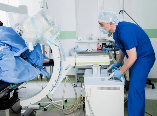Processen för traumaoperation. Grupp kirurger i operationssalen med kirurgisk röntgenutrustning. — Stockfoto