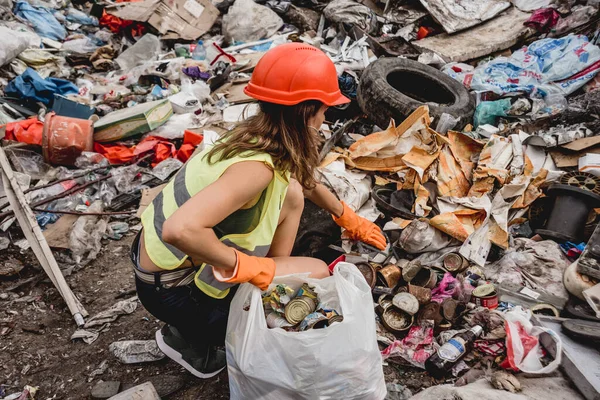 Γυναίκα Εθελοντής Βοηθώντας Καθαρό Πεδίο Των Πλαστικών Σκουπιδιών Γήινη Ημέρα — Φωτογραφία Αρχείου