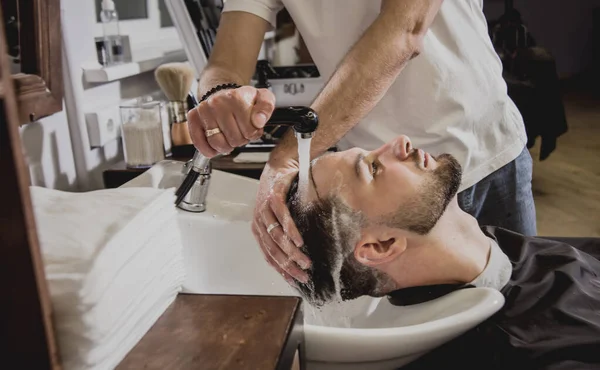 Jovem Com Corte Cabelo Moda Barbearia Barbeiro Lava Cabeça Cliente — Fotografia de Stock