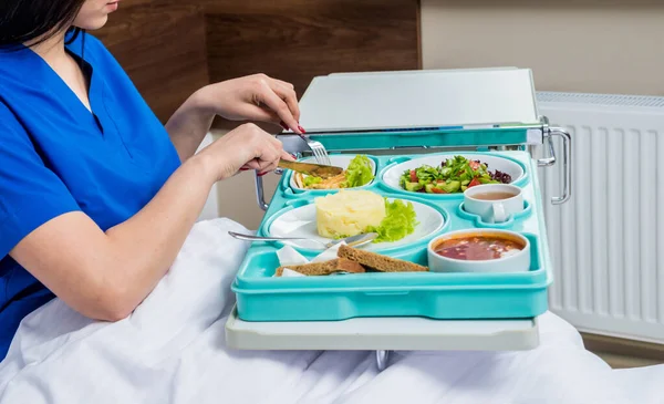 Junge Frau Isst Krankenhaus Tablett Mit Frühstück Für Patientin — Stockfoto