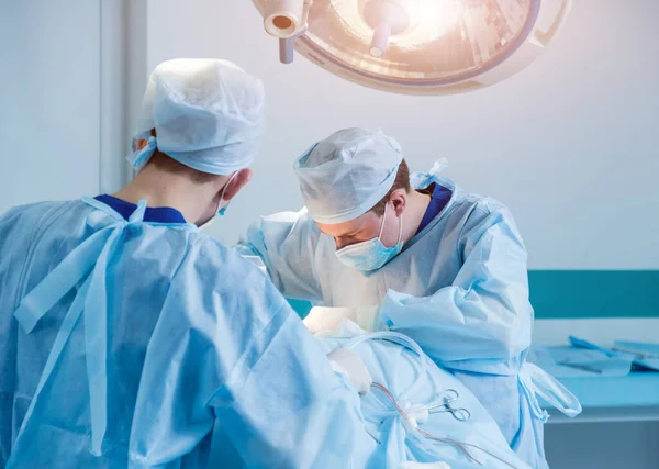 Operace Páteře Skupina Chirurgů Operačním Sále Chirurgickým Vybavením Laminectomii Moderní — Stock fotografie