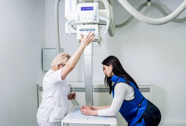 Radiologe Und Patient Einem Röntgenraum Röntgen Menschlicher Hände Klassisches Röntgensystem — Stockfoto