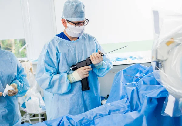 Хірургія Артроскопа Ортопедичні Хірурги Команді Працюють Операційній Кімнаті Сучасними Артроскопічними — стокове фото