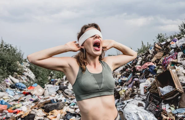Gözleri Bağlı Kadın Gönüllü Plastik Çöplükte Güçsüzlükten Çığlık Atıyor — Stok fotoğraf