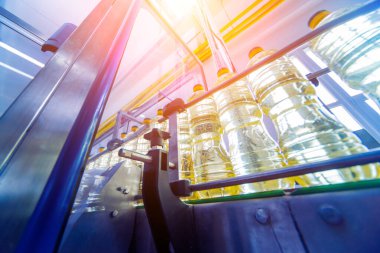 Şişelerdeki ayçiçeği yağı şişeleri, yüksek teknoloji konsepti, endüstriyel arka plan 