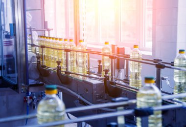 Şişelerdeki ayçiçeği yağı şişeleri, yüksek teknoloji konsepti, endüstriyel arka plan 