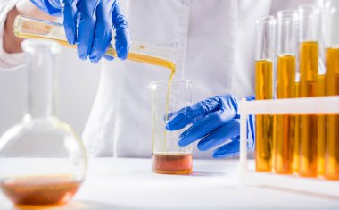 Organik yağ döken bilim adamlarına yakın çekim. Güzellik ve Kozmetik Bilimleri