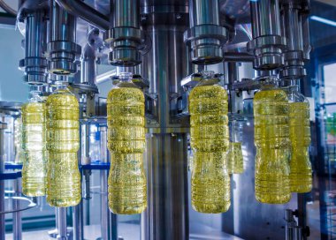 Şişelerdeki ayçiçeği yağı şişeleri, yüksek teknoloji konsepti, endüstriyel arka plan 