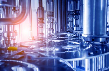 Otomatik doldurma makinesi plastik şişelere su dolduruyor, endüstriyel arka plan