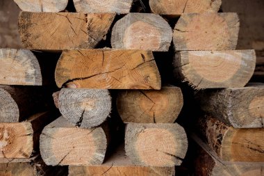 Doğal kaba tahta yığınları, endüstriyel keresteler.