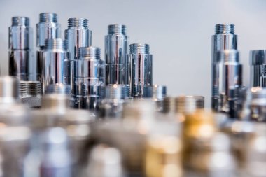 Hortum tesisatı masada. Boru hattı yedek parçaları. Arkaplan