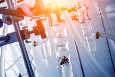 Endüstriyel laboratuvarda doğal petrol kalite kontrolü