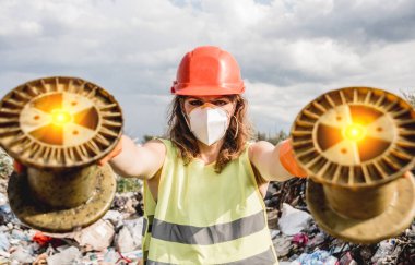 Kadın gönüllü plastik çöpleri temizlemeye yardım ediyor. Dünya günü ve ekoloji kavramı