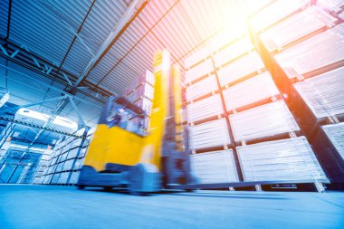 Depo tersanesinde forklift yükleyicisi, teslimat ve lojistik konsepti